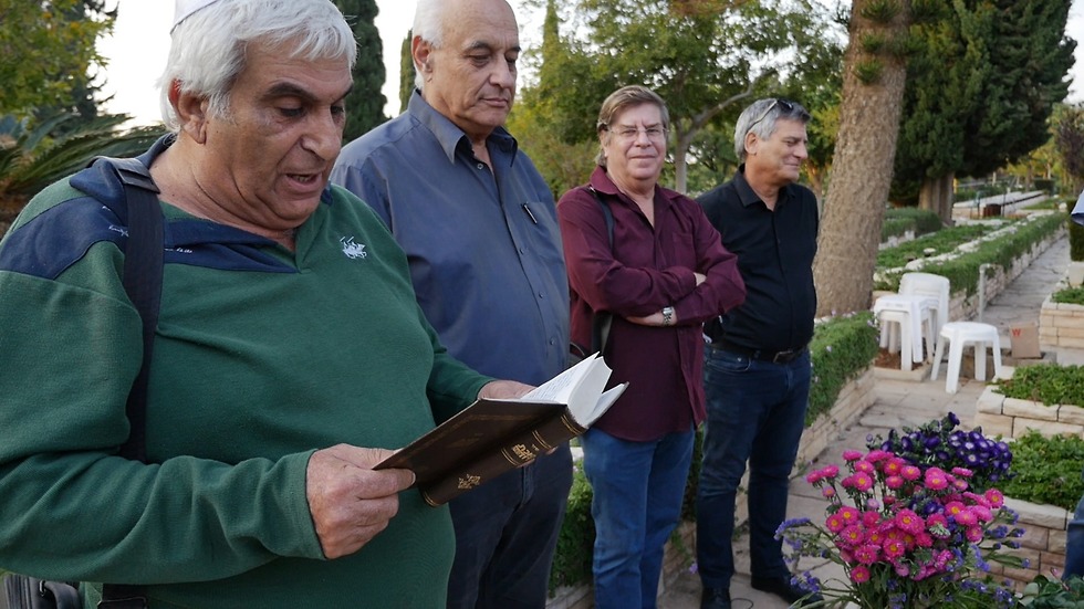 Yossi Dirhali's comrades at his graveside  (Photo: Uri Davidovich)