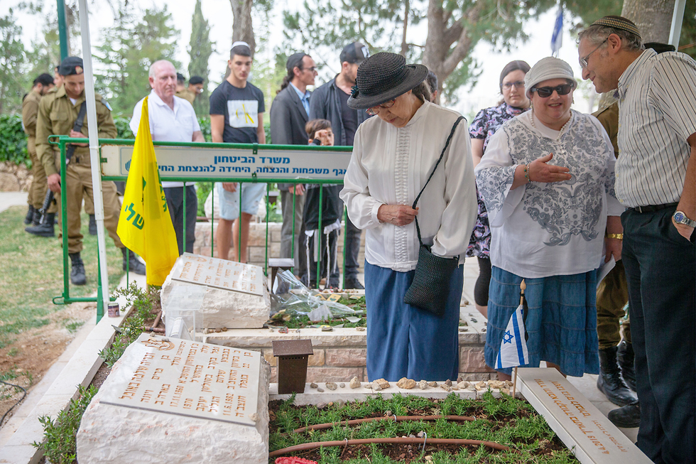 מרים באומל, אמו של זכריה באומל, על קבר בנה בהר הרצל בירושלים (צילום: אוהד צויגנברג)