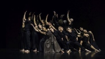 Сцена из балета "Continu". Фото: Себастьян Болеш