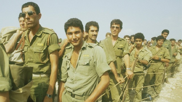 חיילים חוזרים מלבנון, 1982  (צילום: צוות יפפא, מתוך ארכיון דן הדני)