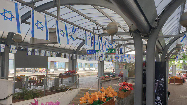 היערכות נערכים יום העצמאות 71 רכבת ישראל דגלים לוד (צילום: רכבת ישראל)