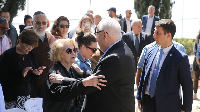 Президент Ривлин с семьями павших бойцов и жертв террора. Фото: Амит Шааби