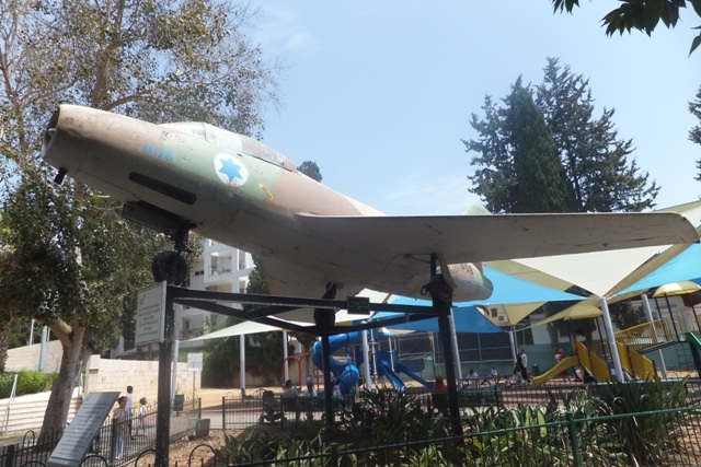 Самолет "Мистер" в парке Ган ха-Магиним
