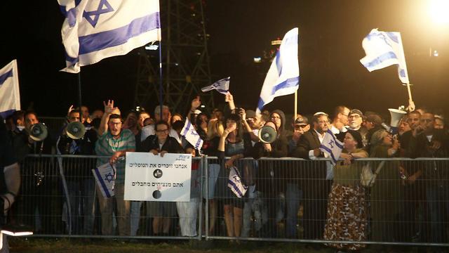 מחאה מול אירוע זיכרון משותף ישראלים ופלסטינים בתל אביב (צילום: יריב כץ)