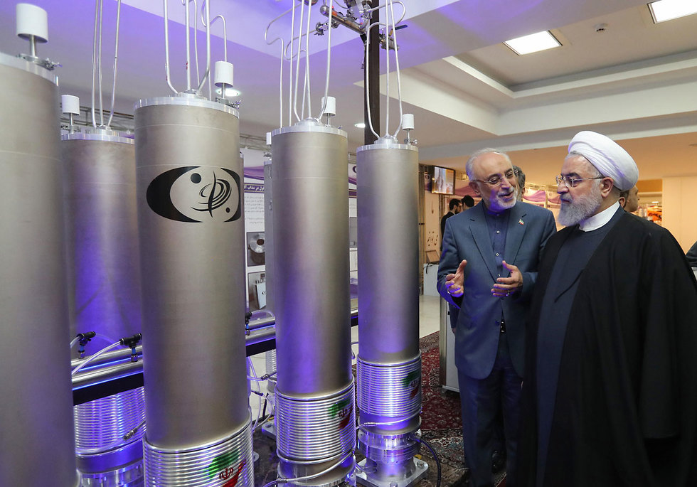 Iranian President Hassan Rouhani tours one of the country's nuclear facilities (Photo: AFP) (צילום: AFP)