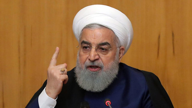  נשיא איראן חסן רוחאני בועידה ממשלתית בטהרן בה החזיר על החלטת המדינה להקטין את מימוש התחייבויותיהם בהסכם הגרעין (צילום: EPA)