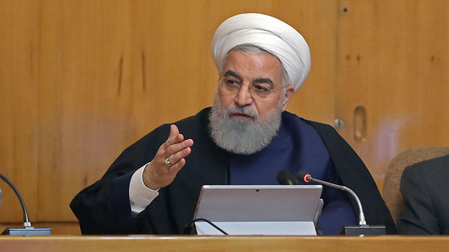  נשיא איראן חסן רוחאני בועידה ממשלתית בטהרן בה החזיר על החלטת המדינה להקטין את מימוש התחייבויותיהם בהסכם הגרעין (צילום: AFP)