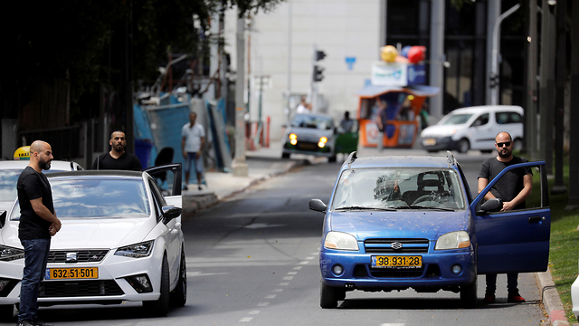 רכבים עצרו ונהגיהם עמדו לצידם בצפירה בתל אביב (צילום: רויטרס)
