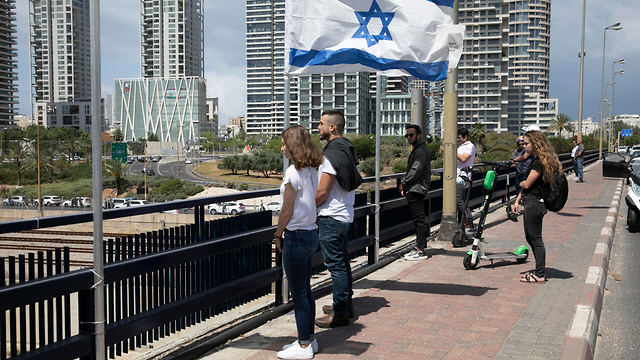 עומדים בצפירה בתל אביב (צילום: AP)