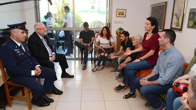 נשיא המדינה ראובן ריבלין בביקור תנחומים בבית משפחת פדר (צילום: לע