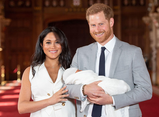 Герцог и герцогиня Сассекские с новорожденным сыном. Фото: AFP