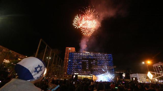 חוגגים עצמאות בכיכר רבין בתל אביב (צילום:  מוטי קמחי)