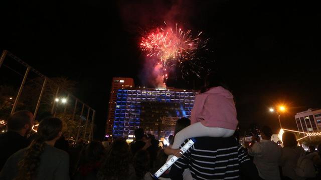 חוגגים עצמאות בכיכר רבין בתל אביב (צילום:  מוטי קמחי)