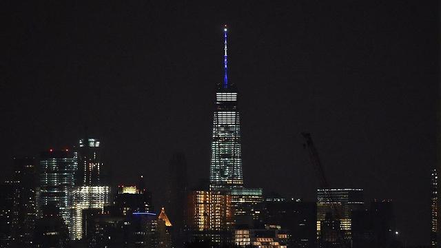 מרכז הסחר העולמי בניו יורק מואר לכבוד יום העצמאות (צילום: לשכת מושל ניו יורק)
