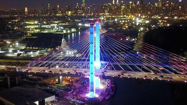 Мост Костюшко в цветах израильского флага. Фото: пресс-служба губернатора штата Нью-Йорк