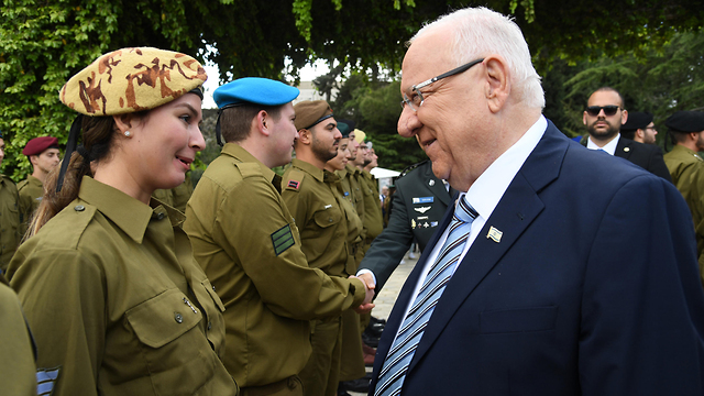 Rivlin chats with IDF soldiers
