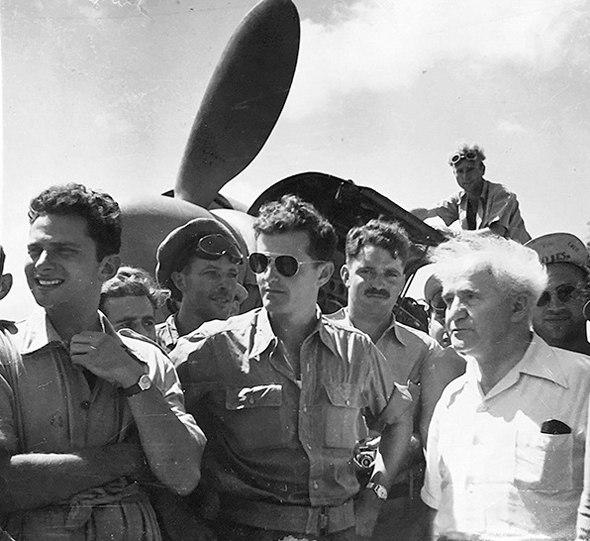 Давид Бен-Гурион с пилотами 101 эскадрильи ВВС ЦАХАЛа. Фото: архив ВВС