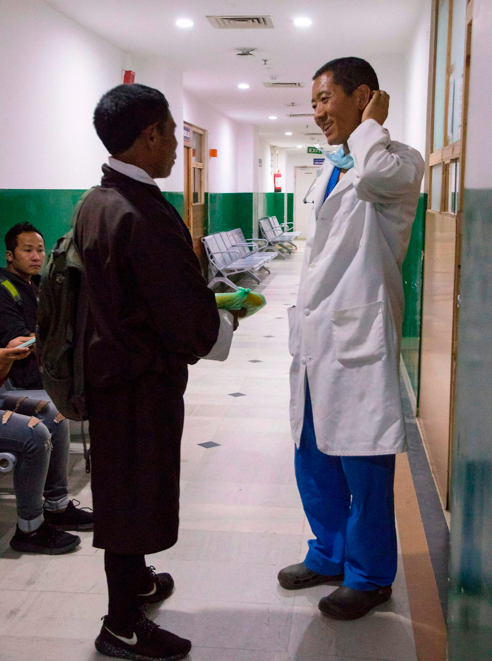 לוטאי טשרינג ראש ממשלת בהוטן וגם רופא (צילום: AFP)