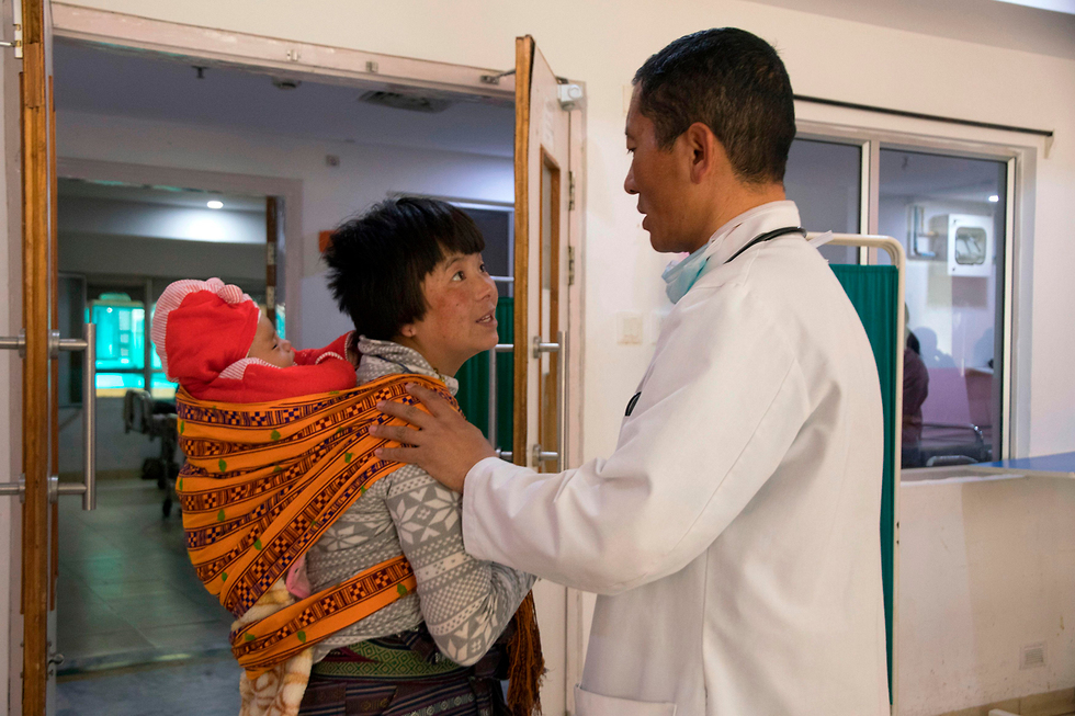 לוטאי טשרינג ראש ממשלת בהוטן וגם רופא (צילום: AFP)