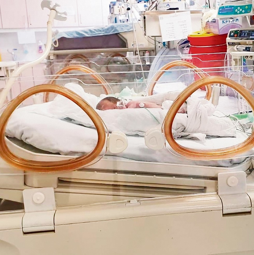Спасенная малышка в инкубаторе для новорожденных в больнице "Хадасса". Фото: пресс-служба больницы
