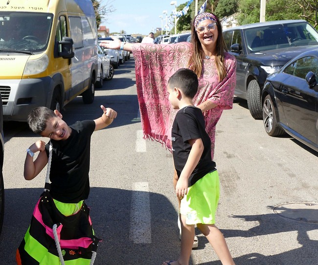 במצב רוח מרומם. אסייג עם הבנים אייל ואריאל (צילום: אמיר מאירי) במצב רוח מרומם. אסייג עם הבנים אייל ואריאל (צילום: אמיר מאירי)