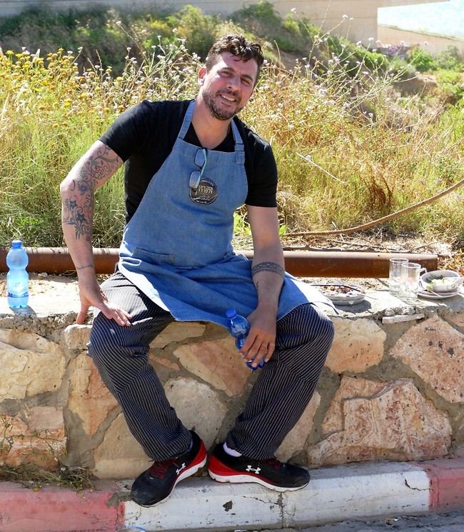 מנוחת השף. אביב משה (צילום: אמיר מאירי) מנוחת השף. אביב משה (צילום: אמיר מאירי)