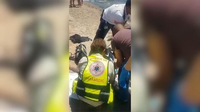 Оказание помощи пострсдавшему на пляже в Эйлате, 10 мая