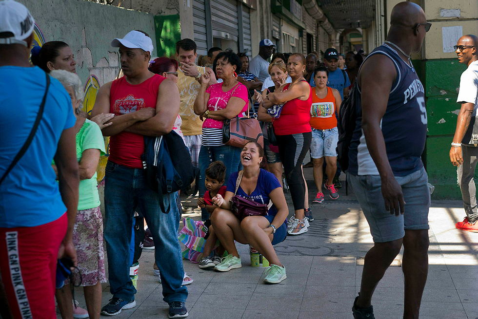 אנשים עומדים ב תור מזון ב הוואנה קובה (צילום: AP)