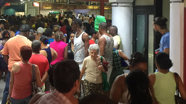 אנשים עומדים ב תור מזון ב הוואנה קובה (צילום: רויטרס)