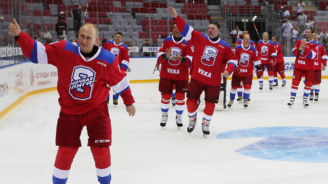 נשיא רוסיה ולדימיר פוטין משחק הוקי קרח התרסק על המשטח (צילום: AFP)