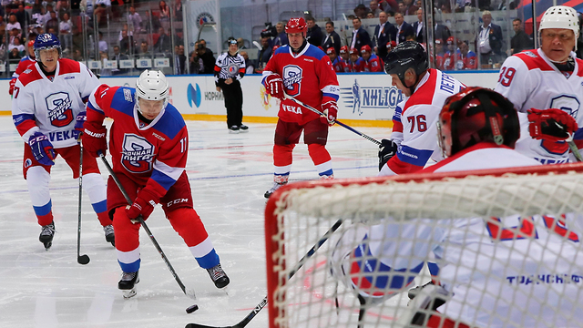 נשיא רוסיה ולדימיר פוטין משחק הוקי קרח התרסק על המשטח (צילום: AP)