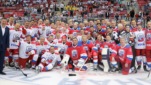נשיא רוסיה ולדימיר פוטין משחק הוקי קרח התרסק על המשטח (צילום: AP)