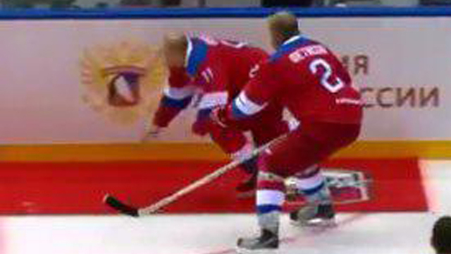 נשיא רוסיה ולדימיר פוטין משחק הוקי קרח התרסק על המשטח (צילום: רויטרס)