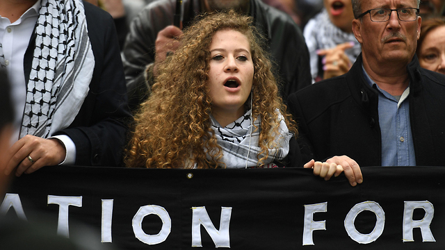 עאהד תמימי בהפגנות בלונדון (צילום: AFP)
