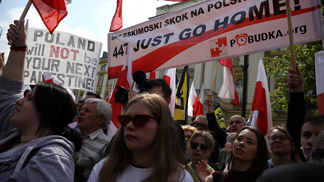 הפגנה פולין נגד פיצויים ל יהודים שואה (צילום: רויטרס)
