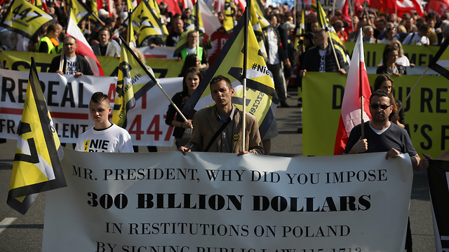 Polish demonstrators protest restitution for Jews (Photo: Reuters)