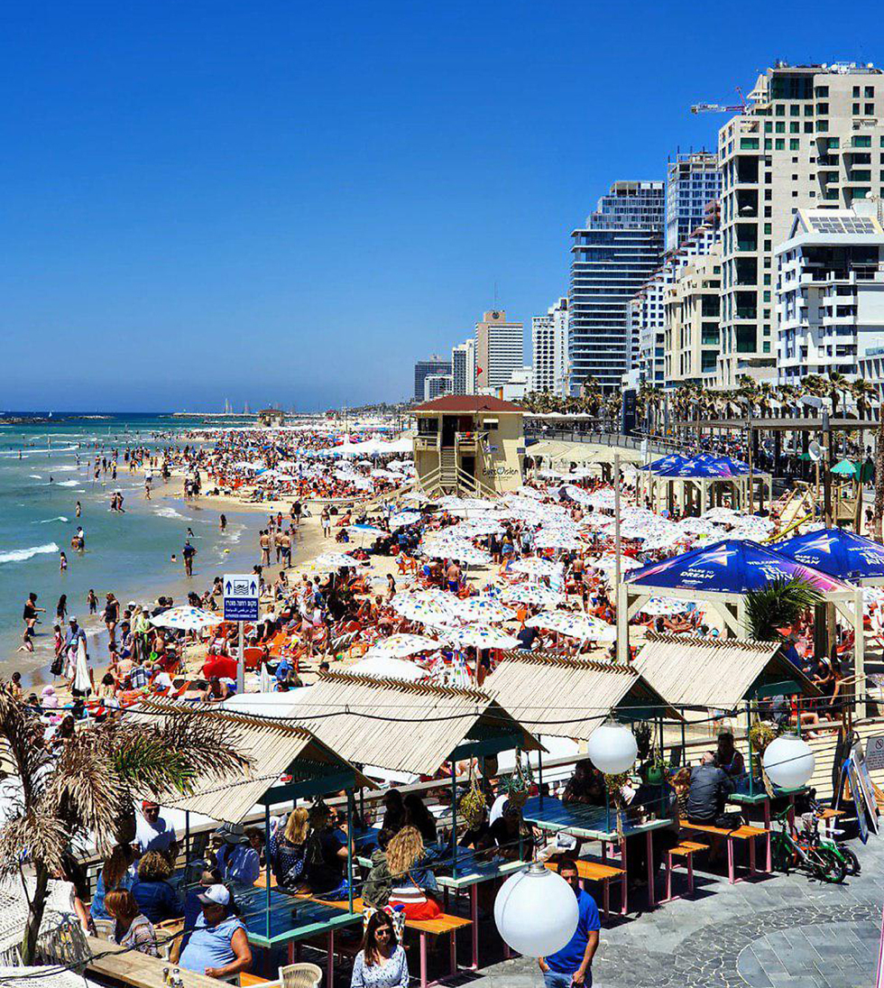 Пляж в Тель-Авиве с символикой Евровидения. Фото: Шири Хадар