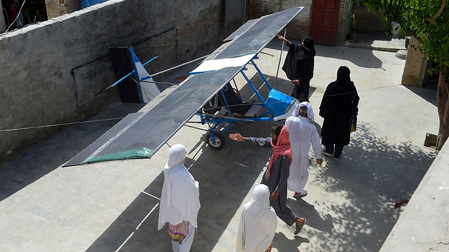 פקיסטן מוחמד פיאז בנה מטוס מ ריקשה (צילום: AFP)