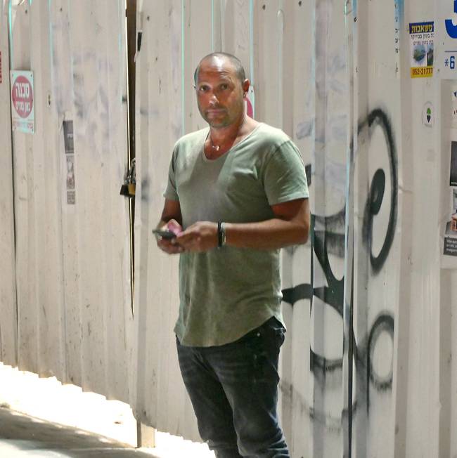 שולח הודעה לנטלי, לוודא שהכל בסדר (צילום: אמיר מאירי) שולח הודעה לנטלי, לוודא שהכל בסדר (צילום: אמיר מאירי)