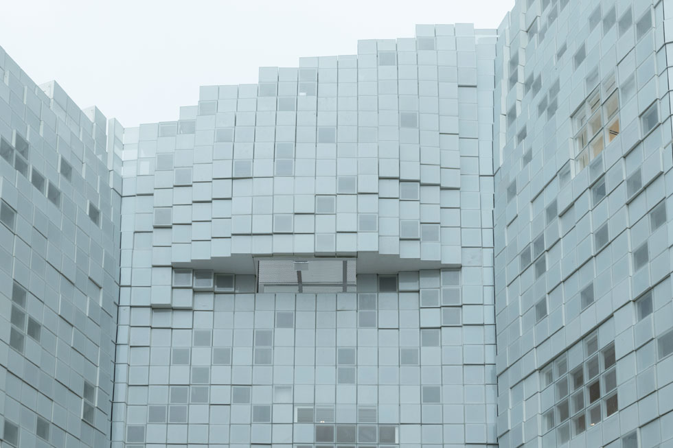 החזית מורכבת מ-21 אלף פיקסלים. ב-365 מהם הורכב גוף תאורה לבן, כדי להפוך את הבניין לגוף תאורה לילי (צילום: גדעון לוין)