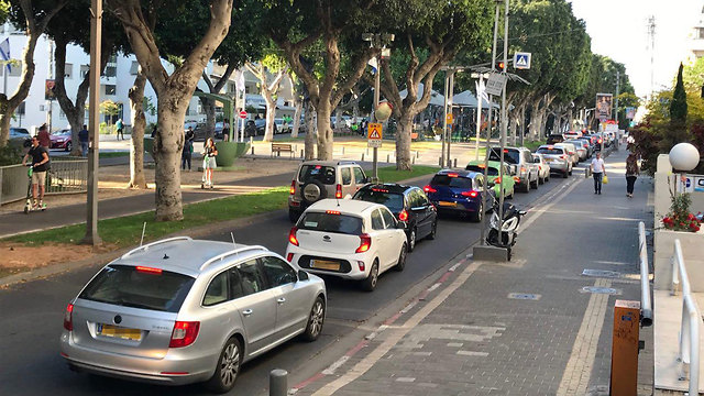 עומסי תנועה ברח' רוטשילד בעקבות חסימות כבישים בתל אביב במסגרת חגיגות האירוויזיון (צילום: מוטי קמחי)