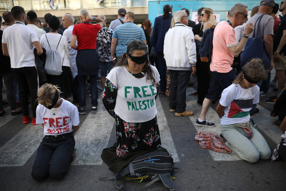הפגנת פעילי שמאל בעקבות אירועי האירווזיון בכיכר הבימה בתל אביב (צילום: AP)