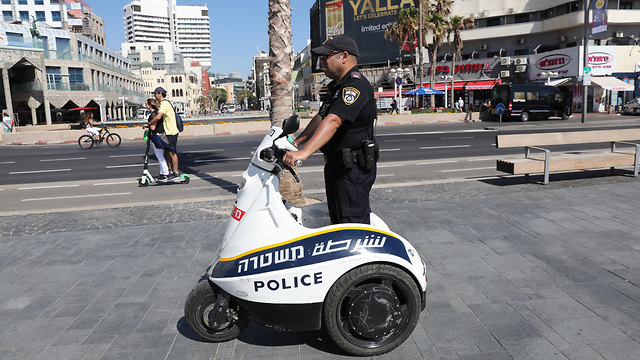 שוטר בפתיחת מתחם האירוויזיון בגן צ'רלס קלור בתל אביב (צילום: EPA)
