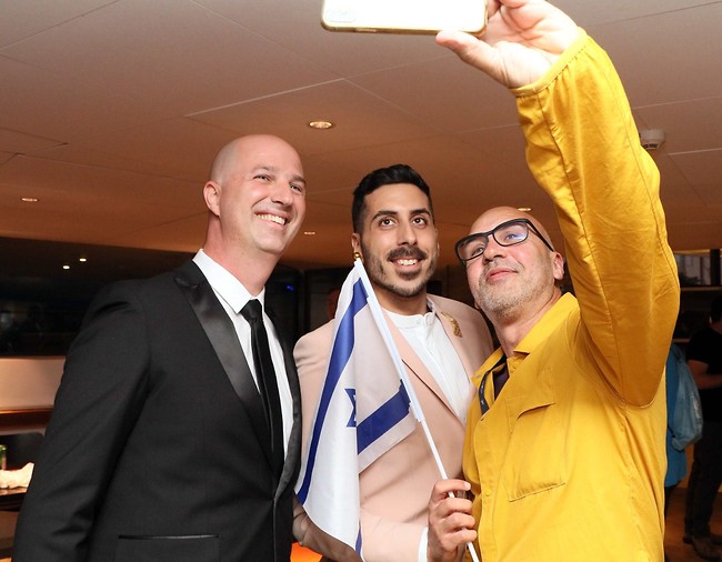 סלפי שהוא בגדר חובה. קובי מרימי עם גל אוחובסקי ודורון מדלי (צילום: אמיר מאירי) סלפי שהוא בגדר חובה. קובי מרימי עם גל אוחובסקי ודורון מדלי (צילום: אמיר מאירי)