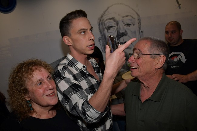 גאים בו. טום באום וההורים (צילום: אור גפן ) גאים בו. טום באום וההורים (צילום: אור גפן )