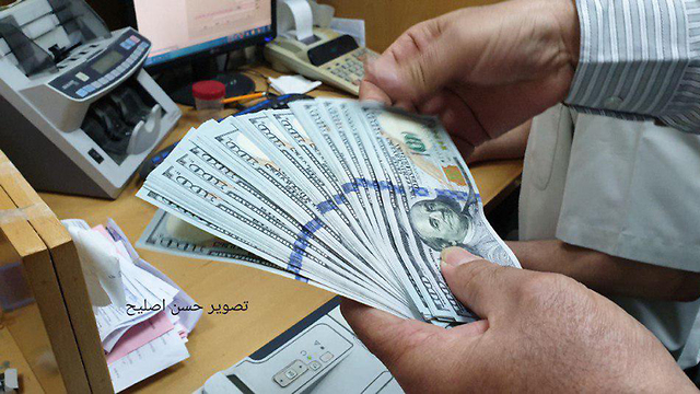Выдача катарских денег в Газе