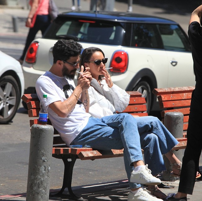הפסקת סיגריה. אנה ארונוב ואייל אלגבי (צילום: מוטי לבטון) הפסקת סיגריה. אנה ארונוב ואייל אלגבי (צילום: מוטי לבטון)