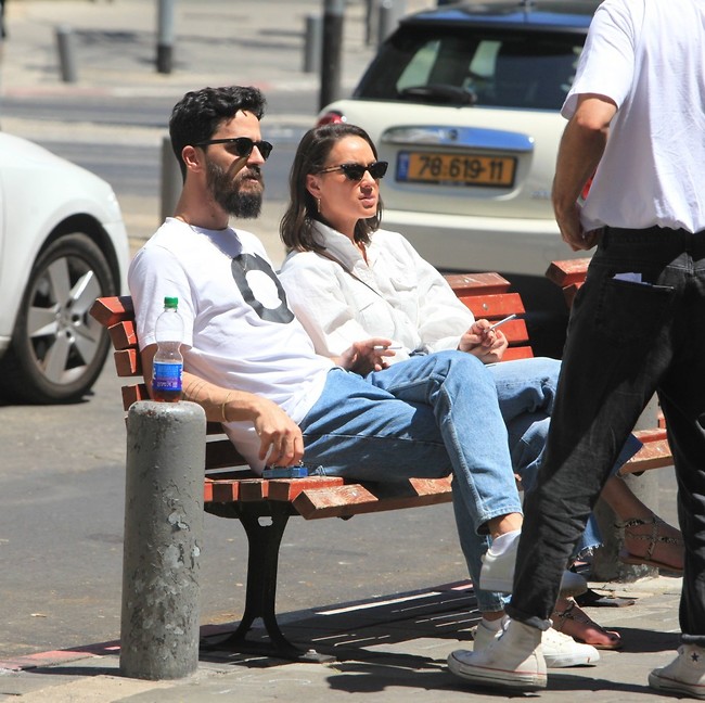 בודקים כמה הלבן מתאים להם (צילום: מוטי לבטון) בודקים כמה הלבן מתאים להם (צילום: מוטי לבטון)
