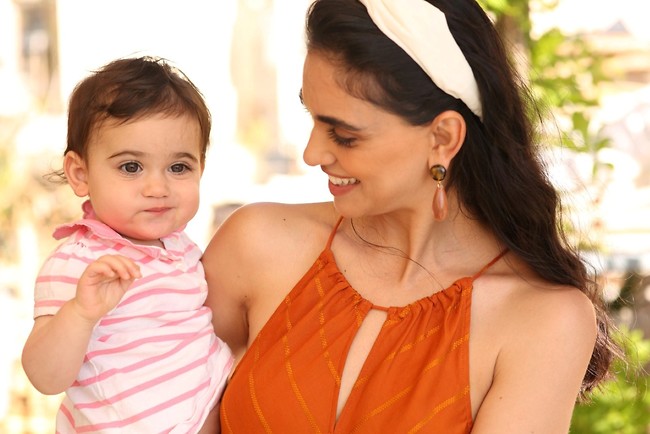 תראו מי קפצה לביקור על הסט. לירז צ'רכי והבת נור (צילום: דור ערבה) תראו מי קפצה לביקור על הסט. לירז צ'רכי והבת נור (צילום: דור ערבה)