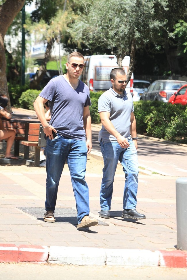 חזר מהטיול. אבנר נתניהו (צילום: מוטי לבטון) חזר מהטיול. אבנר נתניהו (צילום: מוטי לבטון)
